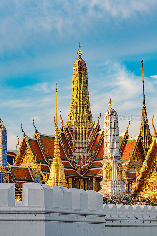 大皇宫和Wat phra keaw在日出，曼谷，泰国